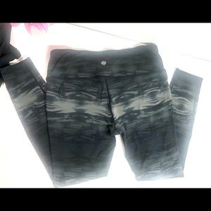 Athleta black & grey camouflage leggings L
(B 5)